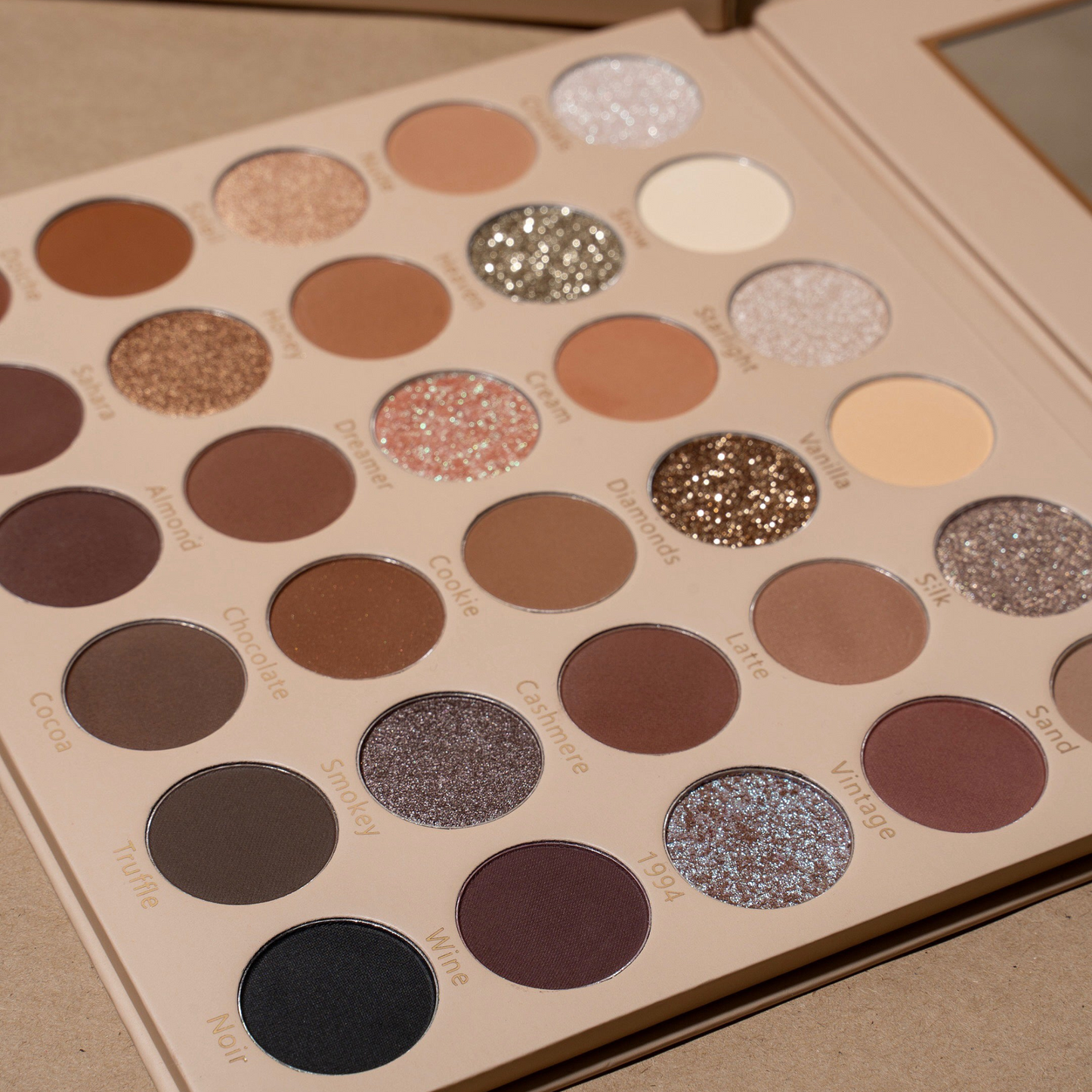 <img src="lidschatten-nude-dream.jpg" alt="Lidschatten-Palette 'NUDE DREAM' mit hochpigmentierten Nude-Farben in matten und schimmernden Tönen">