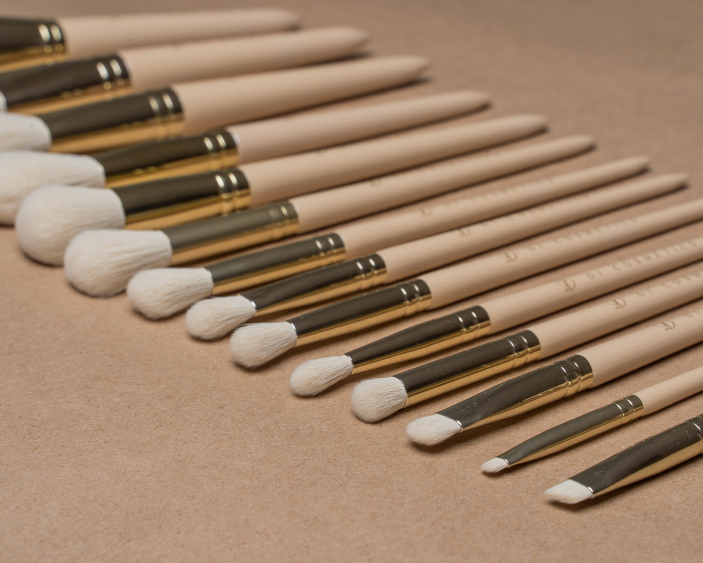 <img src="pinselset-nude-dream.jpg" alt="Pinsel-Set 'NUDE DREAM' mit hochwertigen Make-up-Pinseln für präzises Auftragen">