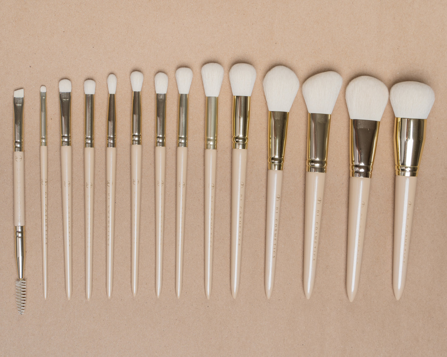 <img src="pinselset-nude-dream.jpg" alt="Pinsel-Set 'NUDE DREAM' mit hochwertigen Make-up-Pinseln für präzises Auftragen">