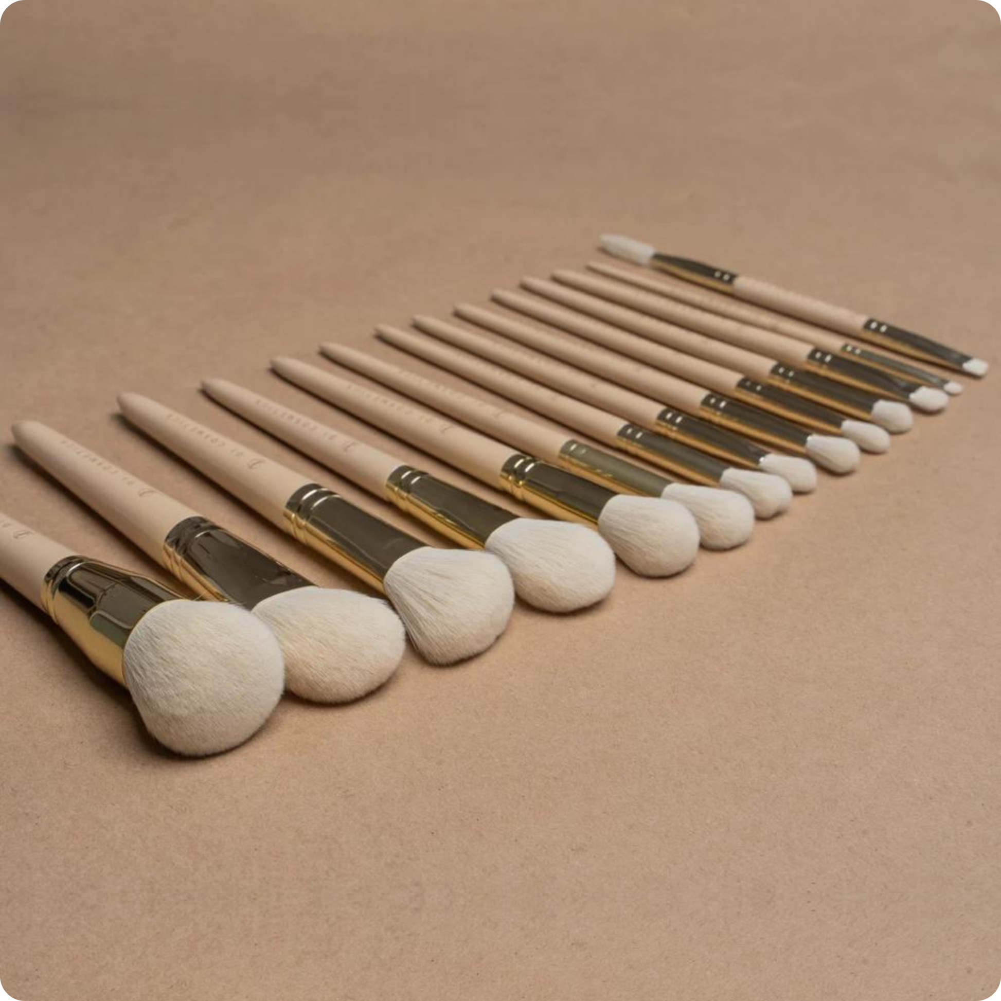 <img src="pinselset-nude-dream.jpg" alt="Pinsel-Set 'NUDE DREAM' mit hochwertigen Make-up-Pinseln für präzises Auftragen">